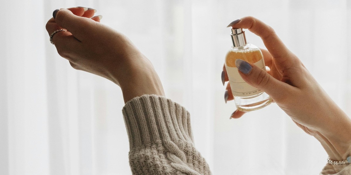 Razglašen za najboljši ženski parfum vseh časov: uteleša čisto eleganco, obožujejo ga tudi Slovenke