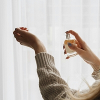 Razglašen za najboljši ženski parfum vseh časov: uteleša čisto eleganco, obožujejo ga tudi Slovenke