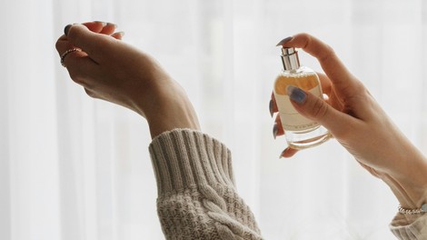 Razglašen za najboljši ženski parfum vseh časov: uteleša čisto eleganco, obožujejo ga tudi Slovenke