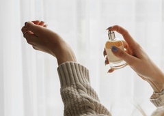 Razglašen za najboljši ženski parfum vseh časov: uteleša čisto eleganco, obožujejo ga tudi Slovenke