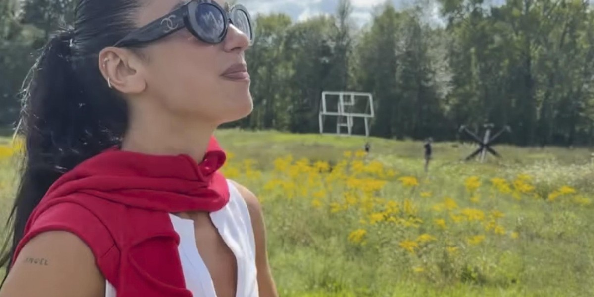 Najbolj zaželena jakna jeseni prihaja v barvi, ki je ni mogoče spregledati