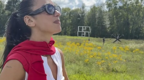 Najbolj zaželena jakna jeseni prihaja v barvi, ki je ni mogoče spregledati