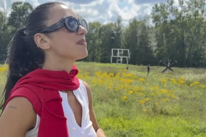 Najbolj zaželena jakna jeseni prihaja v barvi, ki je ni mogoče spregledati