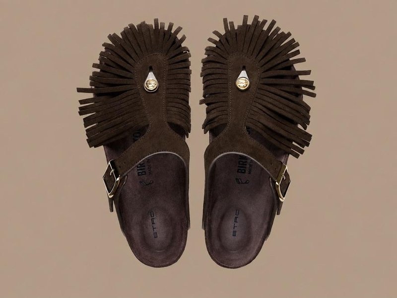 Birkenstock vstopa v boho obdobje: Kultni model dobil Etrovo preobrazbo