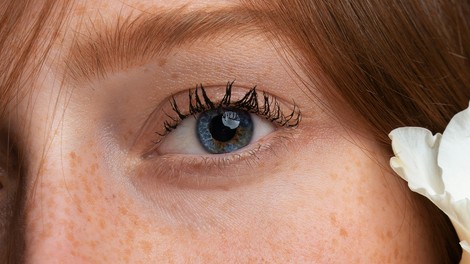Ta barva najbolj poudari oči: Slovenska vizažistka razkriva svoje make up trike