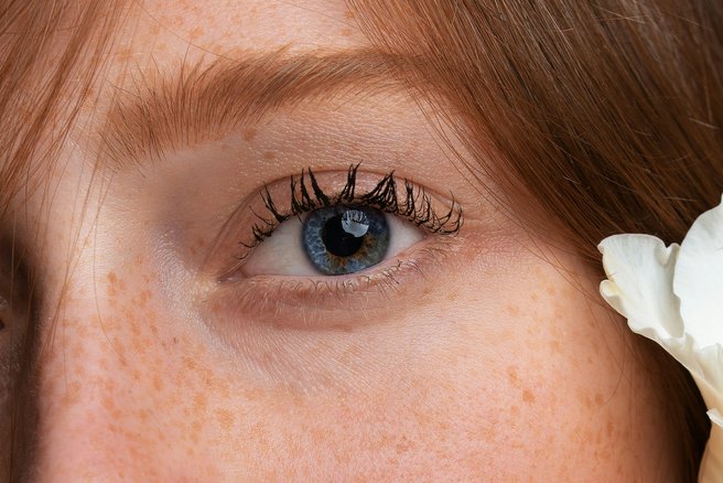 Ta barva najbolj poudari oči: Slovenska vizažistka razkriva svoje make up trike