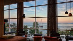 
                                                         Hotel, ki je bil vedno pred svojim časom: Ambasador praznuje 60 let