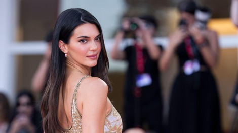 Kendall Jenner razkrila, katero kremo uporablja za napeto in sijočo kožo (stane manj kot 20 evrov)
