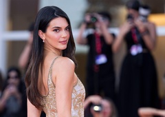 Kendall Jenner razkrila, katero kremo uporablja za napeto in sijočo kožo (stane manj kot 20 evrov)