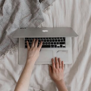 Kdaj umetna inteligenca preneha biti pomočnik in postane avtor?