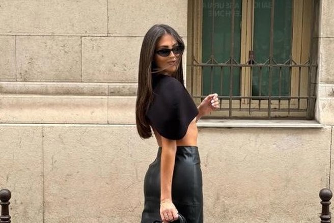 To črno midi krilo iz Manga je popoln kos za jesen (kombinirajte jo s suknjičem za bolj eleganten videz)