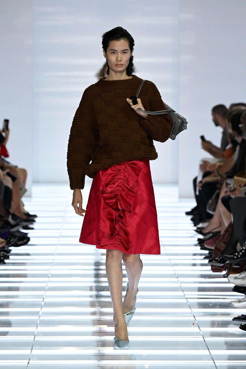Krilo bo osrednji kos pomladi 2027: Modna hiša Prada pokazala, kako ga bomo nosile
