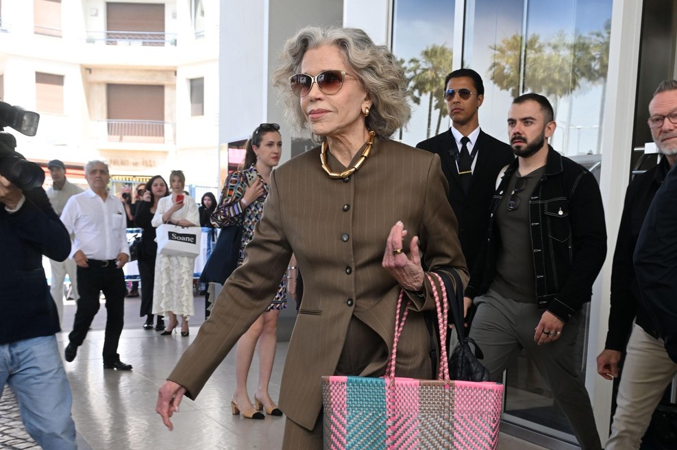Obožuje jih Jane Fonda: Praktični in elegantni jesenski čevlji, ki pristajajo vsem generacijam (foto: Profimedia)