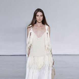 Lahkotnost, ustvarjena iz usnja, vozlov in resic: Bottega Veneta za pomlad 2027