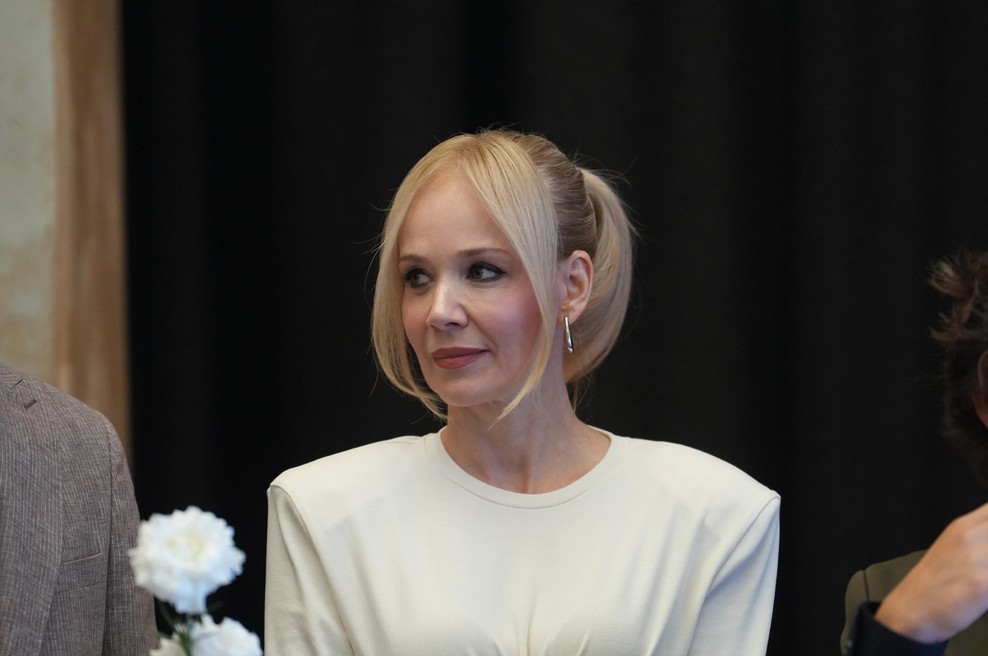 Oprijeta krila kraljujejo jeseni, Jeleni Rozgi pa ta model pristaja kot ulit (foto: Profimedia)
