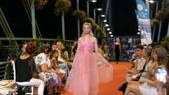 
                                                         Moda v vsej svoji ustvarjalni energiji: pokukali smo na teden mode v romunskem Aradu