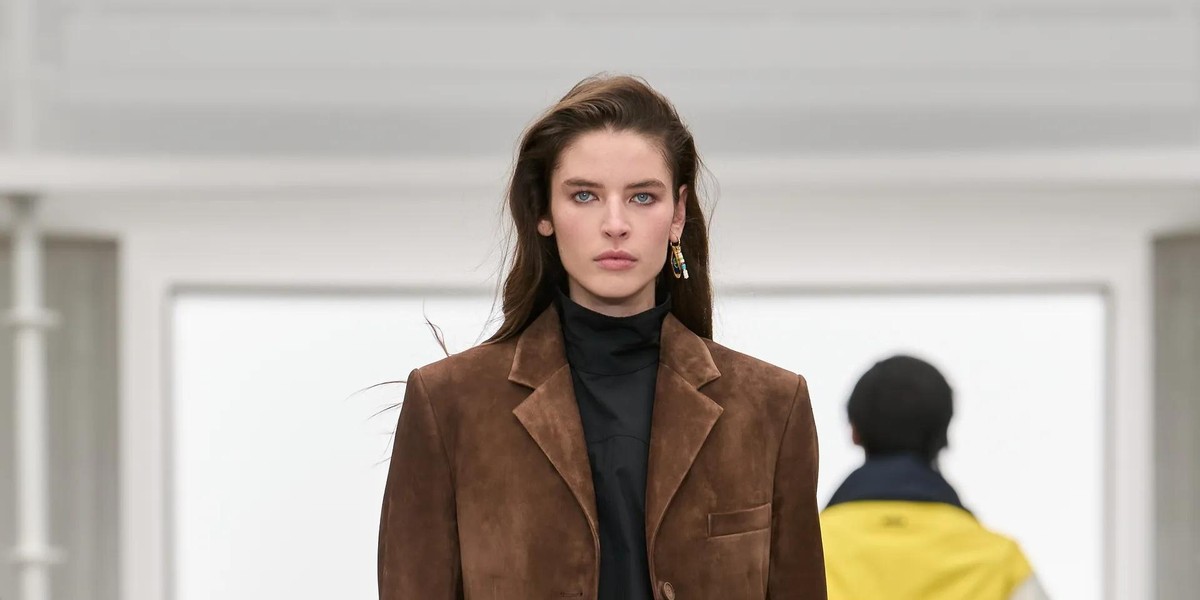 Modna hiša Loewe za pomlad 2027 predstavila novo vizijo sodobne garderobe