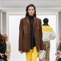 Modna hiša Loewe za pomlad 2027 predstavila novo vizijo sodobne garderobe