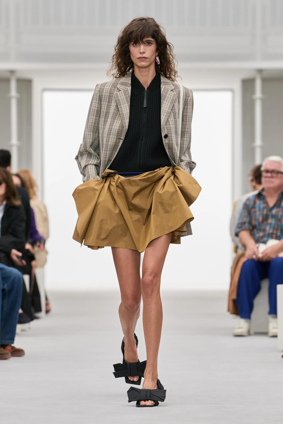 Modna hiša Loewe za pomlad 2027 predstavila novo vizijo sodobne garderobe