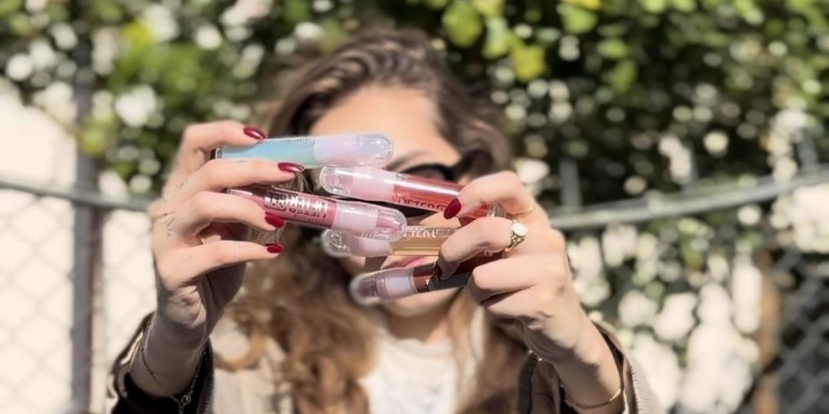 Med top trende se je vrnil videz sočnih ustnic (VIDEO: preizkusile smo olje, ki pričara neverjeten visoki sijaj!)