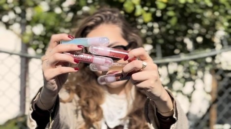 Med top trende se je vrnil videz sočnih ustnic (VIDEO: preizkusile smo olje, ki pričara neverjeten visoki sijaj!)