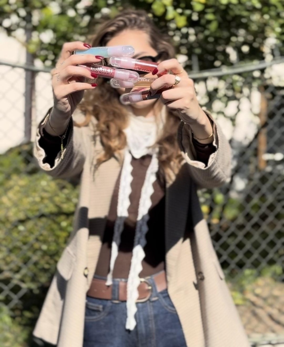 Med top trende se je vrnil videz sočnih ustnic (VIDEO: preizkusile smo olje, ki pričara neverjeten visoki sijaj!) (foto: ELLE)