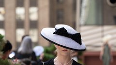 
                                                         EMEROSE JEWELRY z DIANE'S hat in INDUS THREADS bag