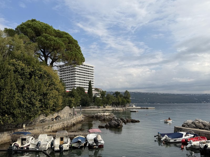 Zakaj je jesen najlepši čas za Opatijo: obiskali smo Hotel Ambasador odkrili vse njene čare