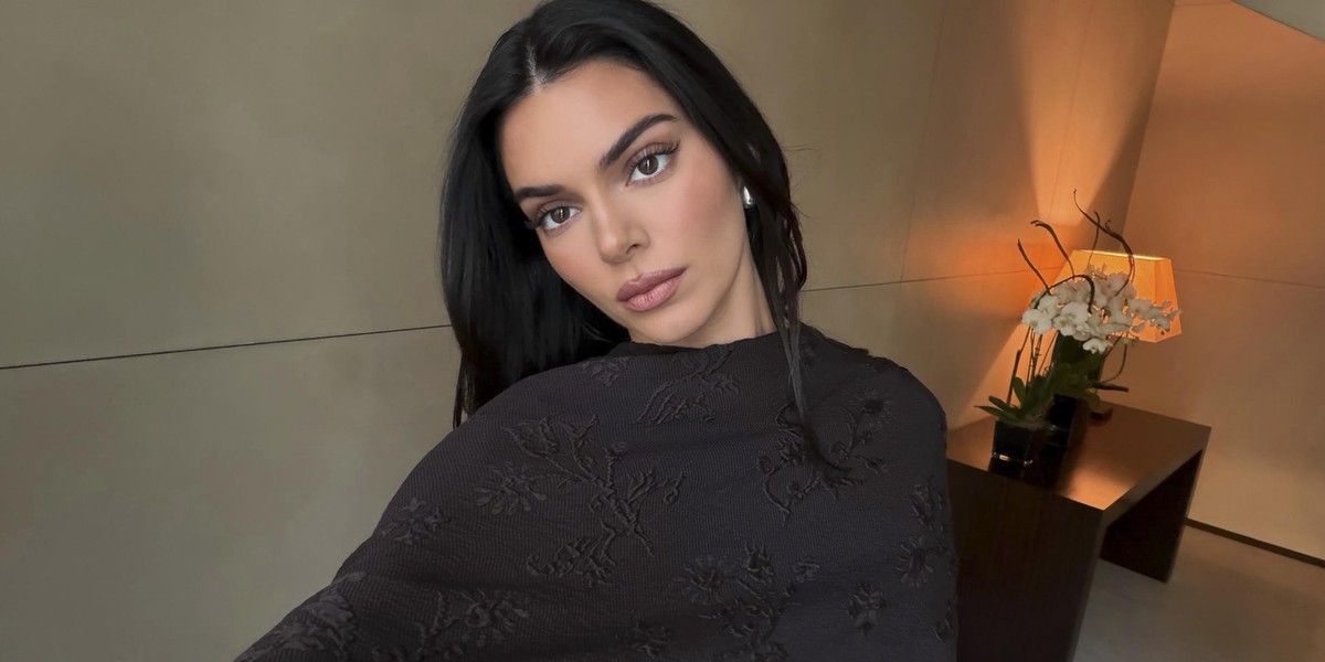 Niso črni ali rjavi: Kendall Jenner pokazala barvo čevljev, ki je videti še posebej elegantno in prestižno