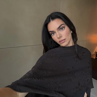 Niso črni ali rjavi: Kendall Jenner pokazala barvo čevljev, ki je videti še posebej elegantno in prestižno
