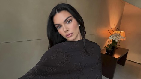 Niso črni ali rjavi: Kendall Jenner pokazala barvo čevljev, ki je videti še posebej elegantno in prestižno