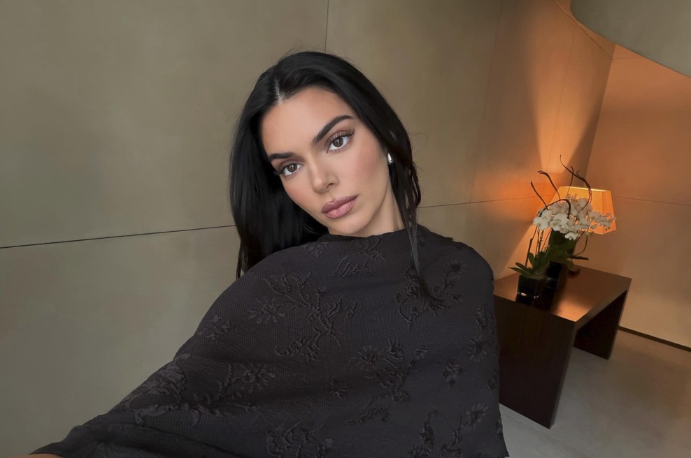 Niso črni ali rjavi: Kendall Jenner pokazala barvo čevljev, ki je videti še posebej elegantno in prestižno (foto: Profimedia)
