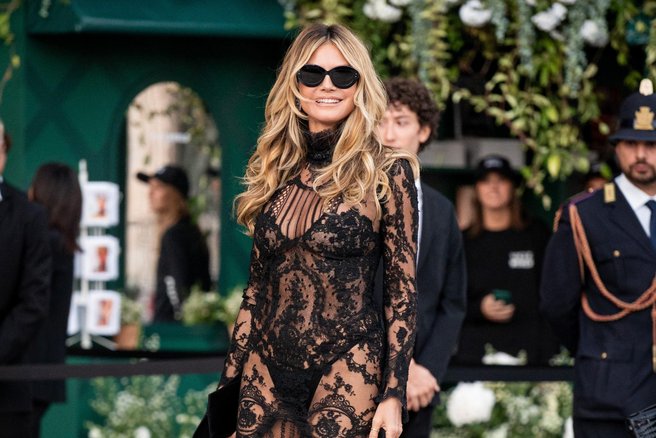 Heidi Klum pri 53 letih navdušila v drzni kampanji za Calzedonio: Prosojna čipka sprožila plaz komentarjev