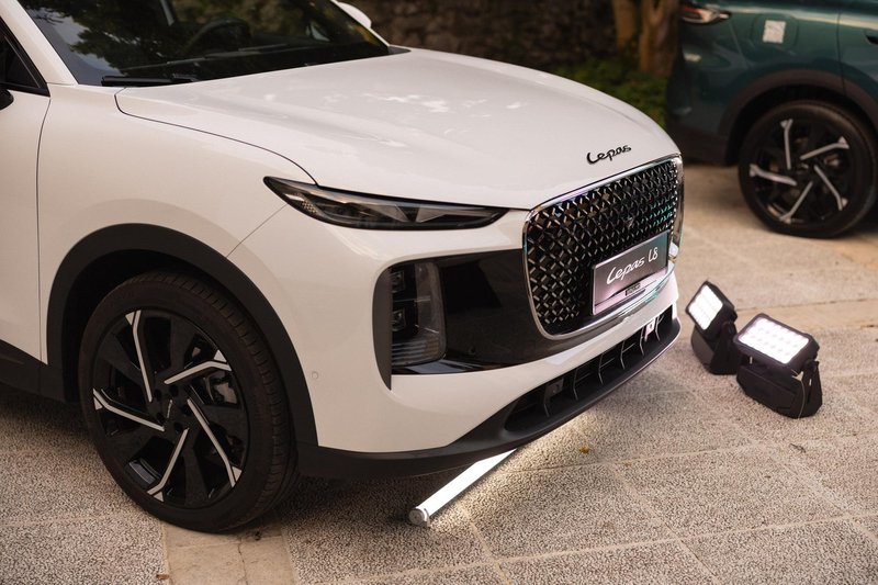 Drive Your Elegance: LEPAS se je v edinstvenem ambientu Gradu Otočec predstavil slovenskemu trgu