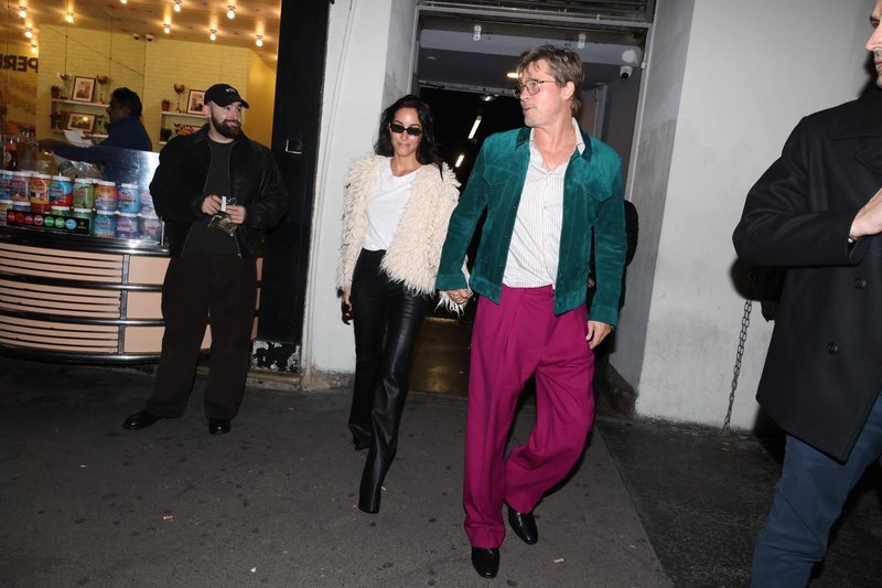 brad pitt pariz francija kombinacija oprava moda obleka zakaj zacudenje papagaj