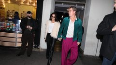 brad pitt pariz francija kombinacija oprava moda obleka zakaj zacudenje papagaj