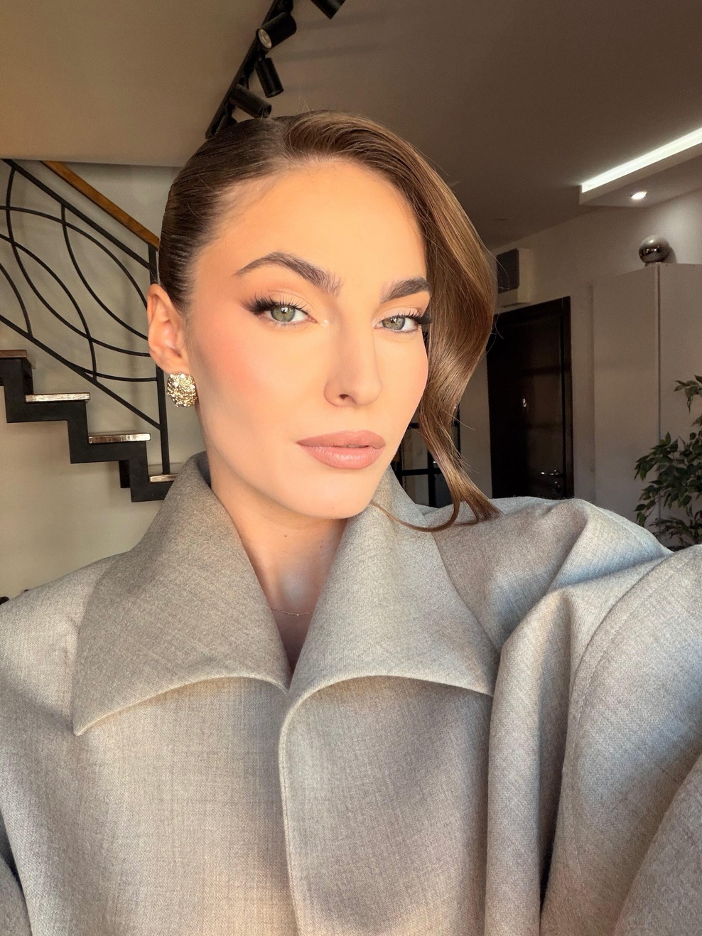 Njena jakna je eden najbolj zaželenih kosov sezone: Bivše dekle Bojana Cvjetićanina navdušila z jesensko modno kombinacijo (foto: instagram)
