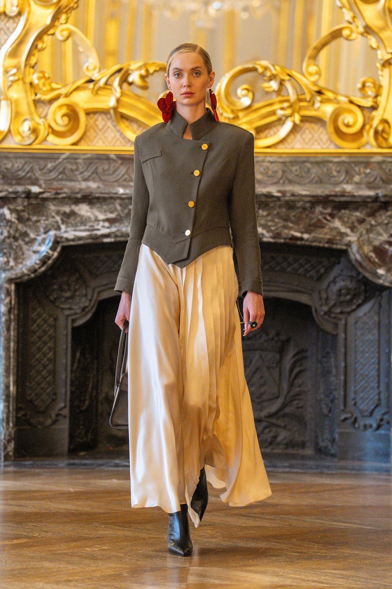 SEBASTIAN STANCIU z nakitom JAUNE PEARLS in torbo MADBAG