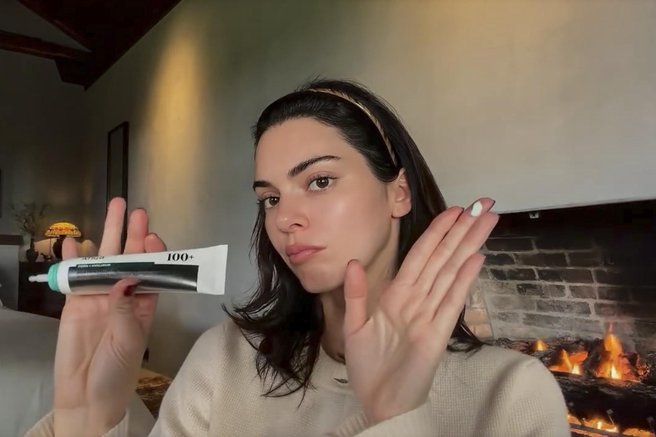 Hit iz lekarne, ki se ga dermatologi sramujejo priporočati: Kožo v trenutku pomiri, nanj prisega vse več žensk
