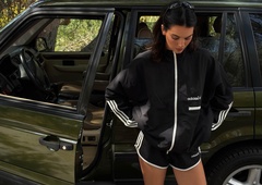 Navadna športna jakna je postala modna favoritinja: navdušila celo Zendayo in Kendall Jenner