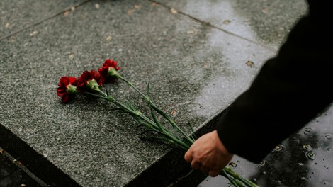 Pozabite na nagrobne sveče: Vse več Slovencev za 1. november na grob prinese ta čudovit osebni detajl