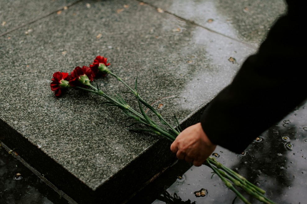 Pozabite na nagrobne sveče: Vse več Slovencev za 1. november na grob prinese ta čudovit osebni detajl (foto: Unsplash)