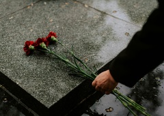 Pozabite na nagrobne sveče: Vse več Slovencev za 1. november na grob prinese ta čudovit osebni detajl