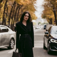 Kaj obleči na pokopališče, ko je zunaj mraz: 4 elegantne kombinacije, ki so tople in primerne