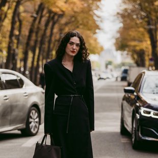 Kaj obleči na pokopališče, ko je zunaj mraz: 4 elegantne kombinacije, ki so tople in primerne