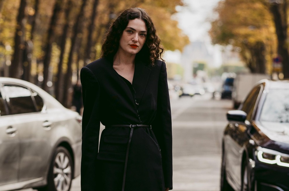 Kaj obleči na pokopališče, ko je zunaj mraz: 4 elegantne kombinacije, ki so tople in primerne (foto: Profimedia)