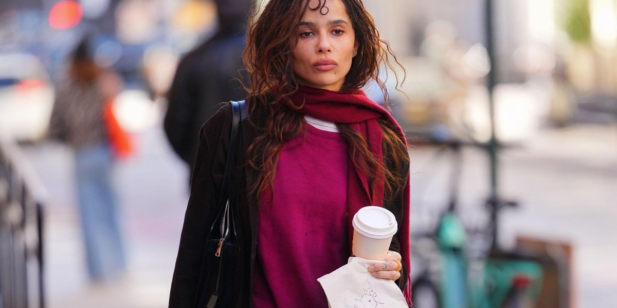 Kako kombinirati črne superge, da ne bodo videti zastarelo? Zoë Kravitz je pokazala preprost modni trik