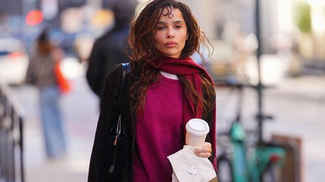 Kako kombinirati črne superge, da ne bodo videti zastarelo? Zoë Kravitz je pokazala preprost modni trik