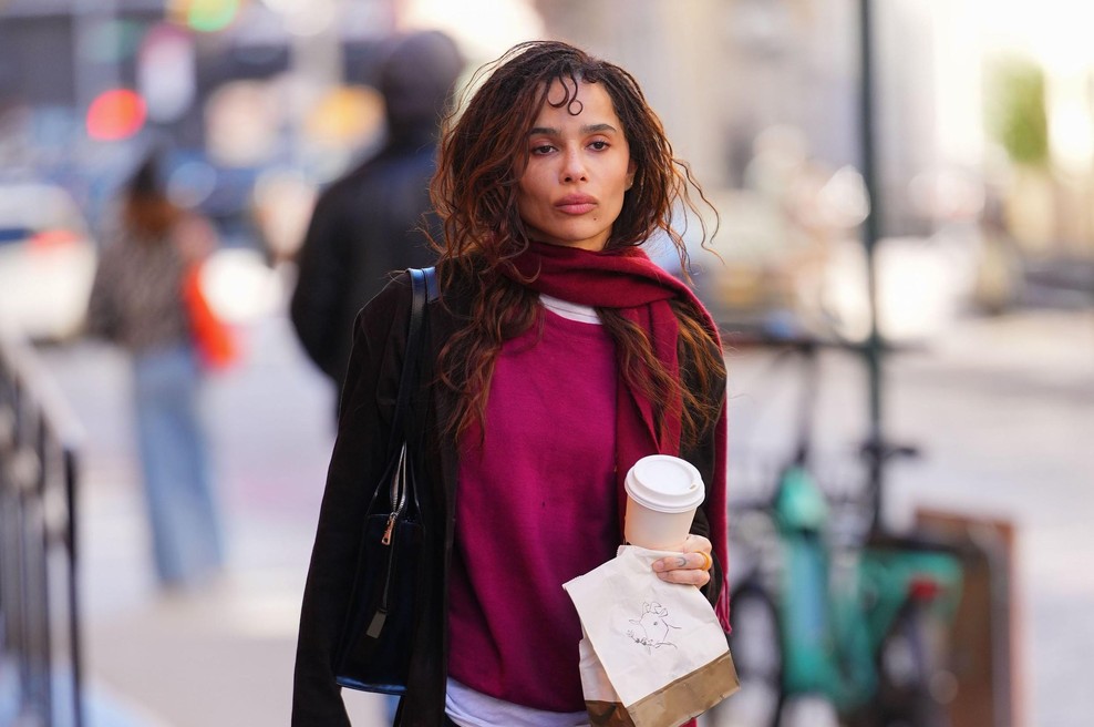 Kako kombinirati črne superge, da ne bodo videti zastarelo? Zoë Kravitz je pokazala preprost modni trik (foto: Profimedia)