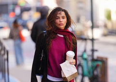 Kako kombinirati črne superge, da ne bodo videti zastarelo? Zoë Kravitz je pokazala preprost modni trik